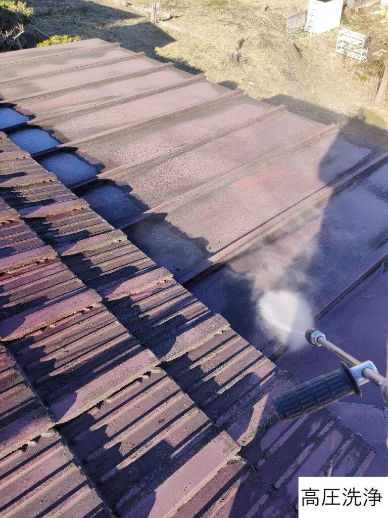 下屋根もしっかり洗浄をおこないます。